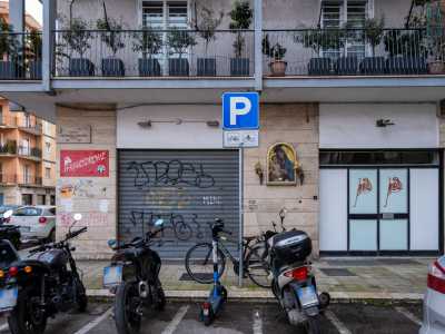 Uno dei condomini � per� arricchito da una nicchia dorata posta tra due portafiori in ferro...